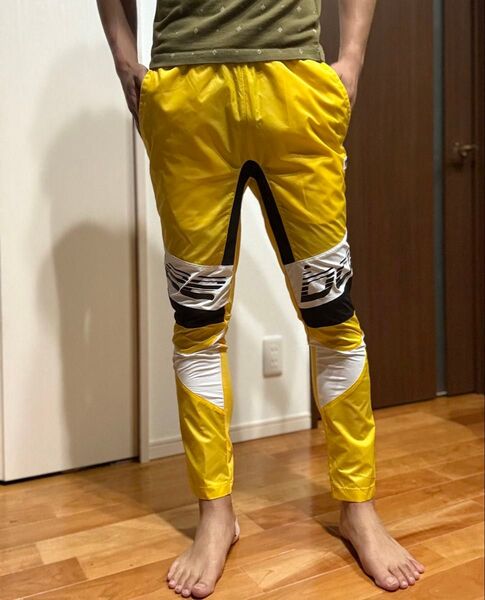 新品同様 リーボッククラシック イエロー ナイロンパンツ Sサイズ