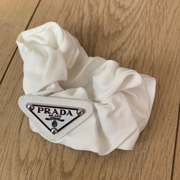 新品未使用 シュシュ 白
