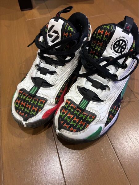 JORDAN スケットボールシューズ 幾何学模様 ホワイト/マルチカラー
