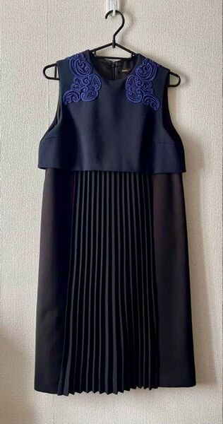 muller of yoshiokubo 刺繍入りノースリーブワンピース黒×紺 結婚式 キレイめ