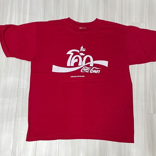 アメリカ直輸入コカコーラ Tシャツタイ限定 レッドUSサイズL身幅約55、着丈約66、ユーズド品洗濯済みです。