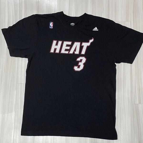 アディダスadidasNBAマイアミ・ヒートドウェイン・ウェイドTシャツUSサイズL身幅約53、着丈約74。ユーズド品洗濯済みです