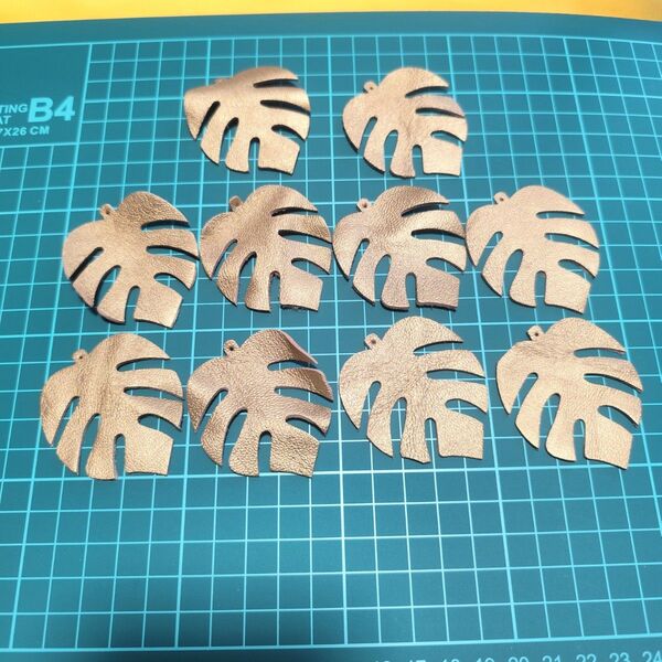 レザークラフト カット済 モンステラ 10枚セット ゴールド ハンドメイド レザークラフト 革細工 羊本革 革加工