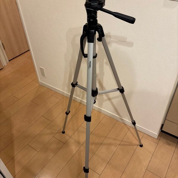 アルミ製三脚 AmazonBasics 高さ調整機能付き 152.4cm