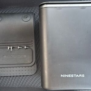 車用ゴミ箱 ワンプッシュ開閉 おもり付きズレ防止滑り止め(留めネジ×4) 付属のゴミ袋(黒)