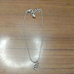 四つ葉のクローバーチャーム付きブレスレット