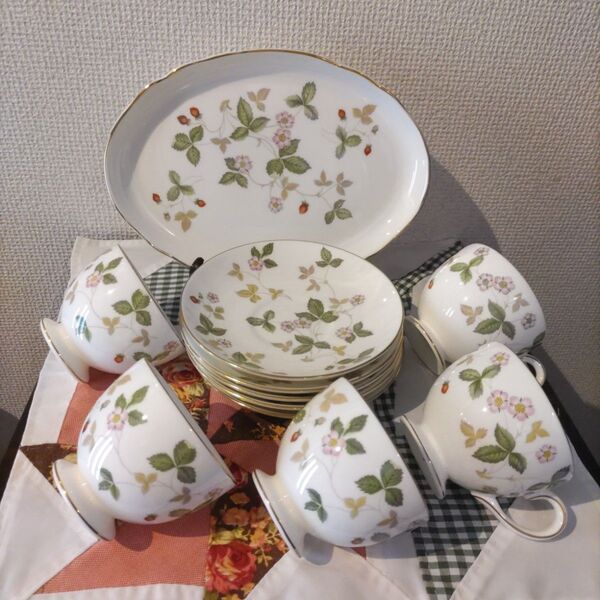 未使用美品WEDGEWOOD Wild Strawberry カップ&ソーサ4客(+1客)とトレイのセット