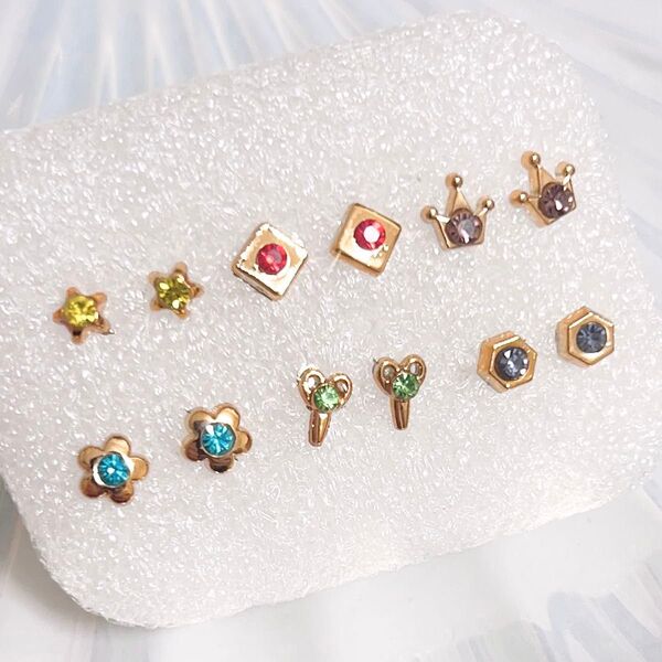 【M41】樹脂ピアス6ペア☆カラフルラインストーン付きゴールドカラーセット
