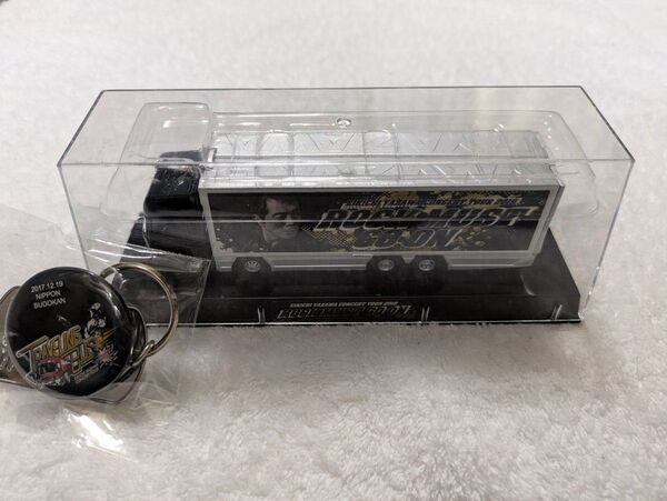 矢沢永吉 トランポ型ミニカー ( ROCK MUST GO ON ) トラベリングバス キーホルダー 計2点