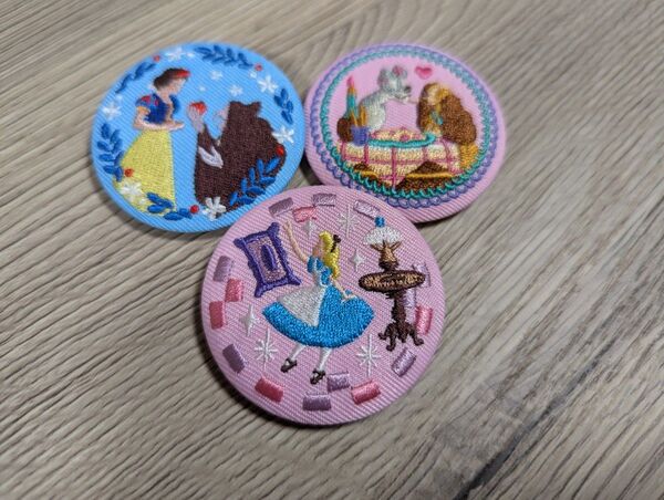 ディズニー 刺繍缶バッジ Disney 3個セット 白雪姫 アリス わんわん物語
