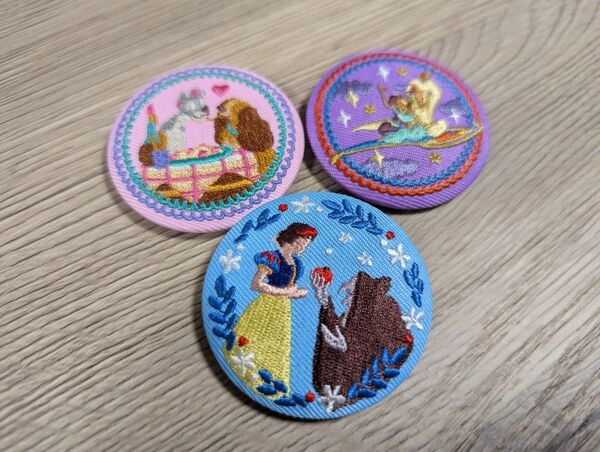ディズニー 刺繍缶バッジ Disney 3個セットアラジン 白雪姫 わんわん物語 バンダイ おまけ Disney