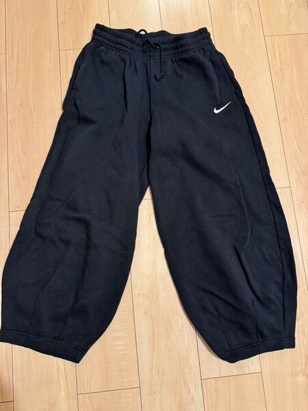 NIKE ミッドライズ オーバーサイズ テーパードパンツ