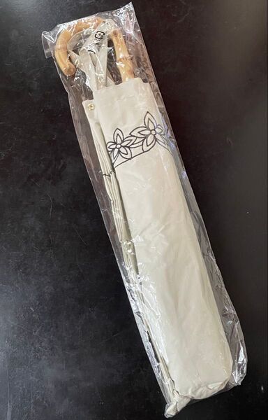 マブ 一級遮光 ショートジャンプライト 晴雨兼用折りたたみ傘 フラワー刺しゅうデザイン 定価5,900円