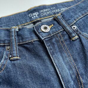 GAP ブルー ジーンズ スキニーと表示がありますが、ストレートだと思います。