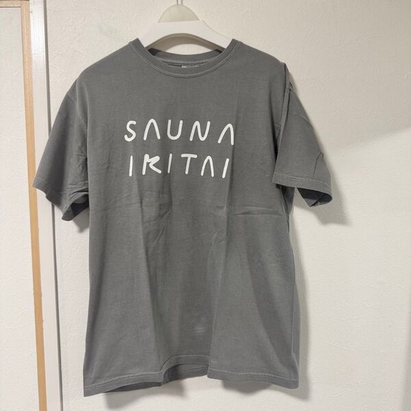 サウナイキタイ 英字ロゴTシャツ