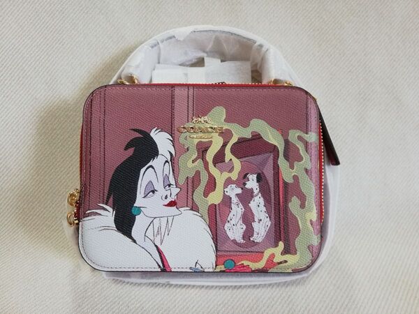 新品! コーチ×ディズニー クルエラ ショルダーバッグ レッドマルチ クロスボディ COACH×Disney 101匹わんちゃん