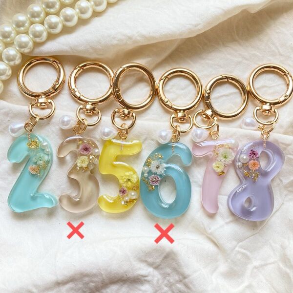 【期間限定値下げ】数字 レジンキーホルダー レジンアクセサリー イニシャルキーホルダー プチギフト