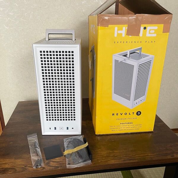 Hyte Revolt 3 ITX PC ケース 白 ホワイト