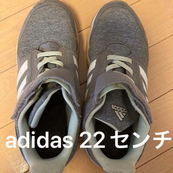 adidas キッズ スニーカー グレー マジックテープ 運動靴 22センチ 男女兼用 普段着 中古 使用感あり 小学生 キッズ