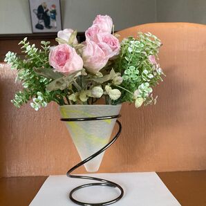 花瓶 ガラス製 イエロー模様 金属製スタンド付き