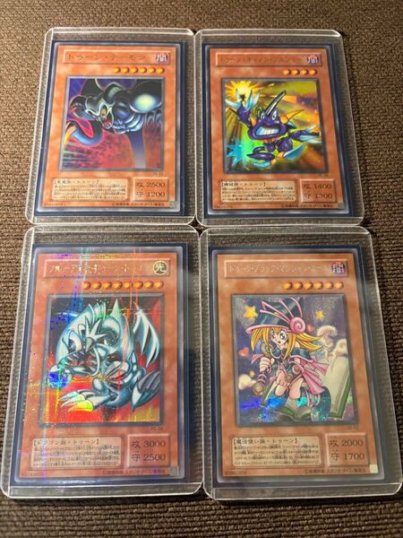 遊戯王トゥーン4枚セットです。ブルーアイズトゥーンドラゴン、ブラックマジシャンガール、デーモン、キャノンソルジャー