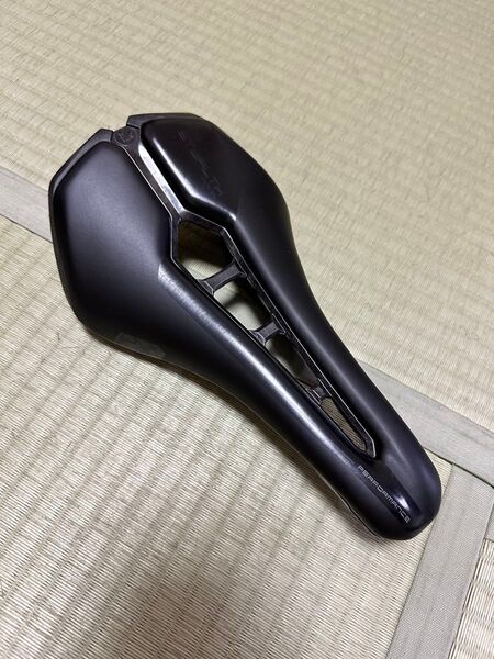 中古 PRO STEALTH カーブドパフォーマンス 143mm サドル マウント付属