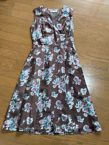 《美品》【LAURA ASHLEY】ローラアシュレイ ノースリーブワンピース シルク100% 花柄 7