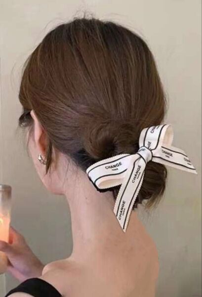 リボン付きのシュシュで、少し某ブランドに似ていてエレガントなヘアアクセサリーです。新品、未使用!