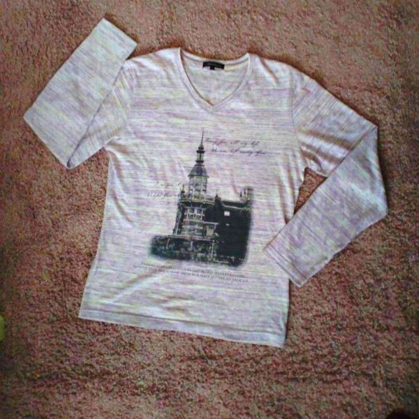 Vネック長袖Tシャツ 薄紫色 西洋建築プリント