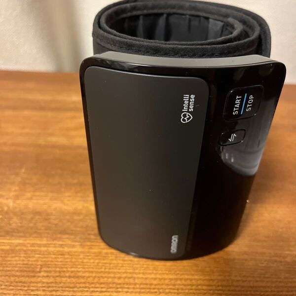 オムロン血圧計・上腕式 ブラック HEM-7600T Black