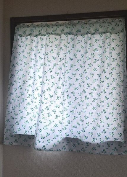 《 送料込み 》カフェカーテン*ハンドメイド*小窓用*綿生地*青と緑の小花柄*レトロ*模様がえ