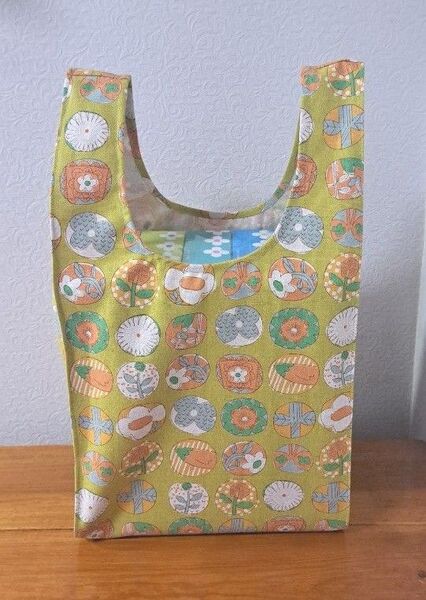 《 送料込み 》エコバッグ*ハンドメイド*レジ袋タイプ*ウィローグリーン*ポップ*花柄*布小物