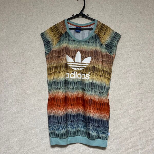 adidas ノースリーブワンピース 鳥 羽 模様 マルチカラー OT