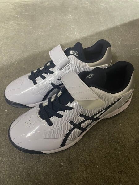asics トレーニングシューズ 23.5cm ホワイト美品タグに記名あります。