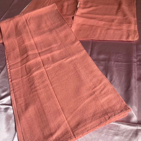 【美品】 色無地 一つ紋付き 袷 着物 ちりめん 縮緬 コーラルピンク ナチュラルカラー 一部しつけ付き 正絹 上品 礼装