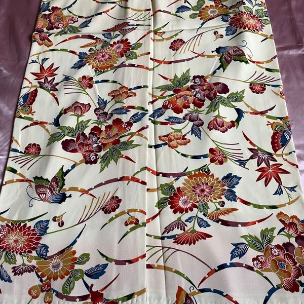 紅型 型染め 袷 小紋 草花紋様 蝶々 白地 アイボリー 赤 青 黄色 正絹 着物 和装 生地 和服 衣装 豪華 リメイク素材