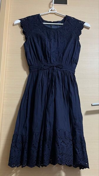 ネイビーのノースリーブワンピース 刺繍入り