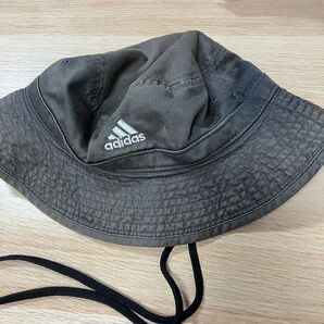 adidas バケットハット グレー