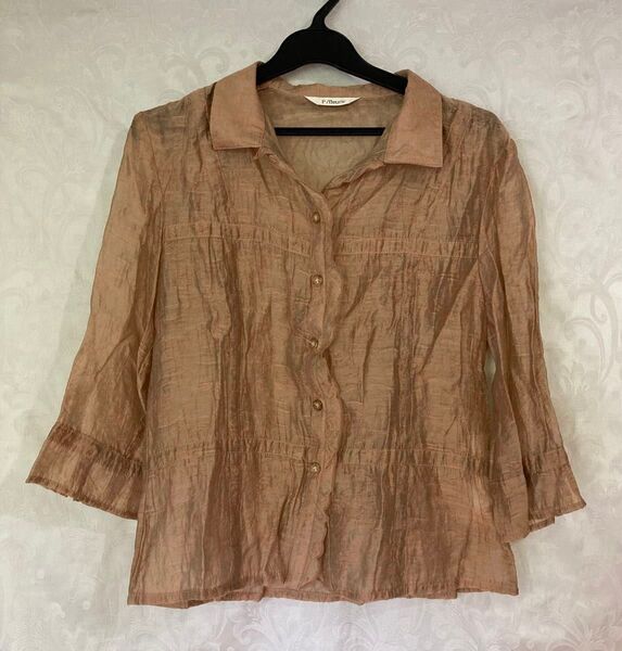 【良品】レギュラーカラー シアー ブラウス シャツ フリル S M ライトブラウン ベージュ 薄手 ミセス 婦人 七分袖 総柄