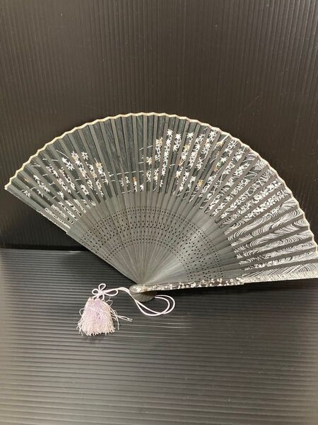 扇子 黒地に銀色の模様 和装小物 京扇子 美品