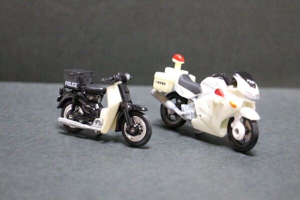 トミカ 白バイ HONDA VFR ホンダ スーパーカブ 警邏バイク緊急車両 2 2台まとめて