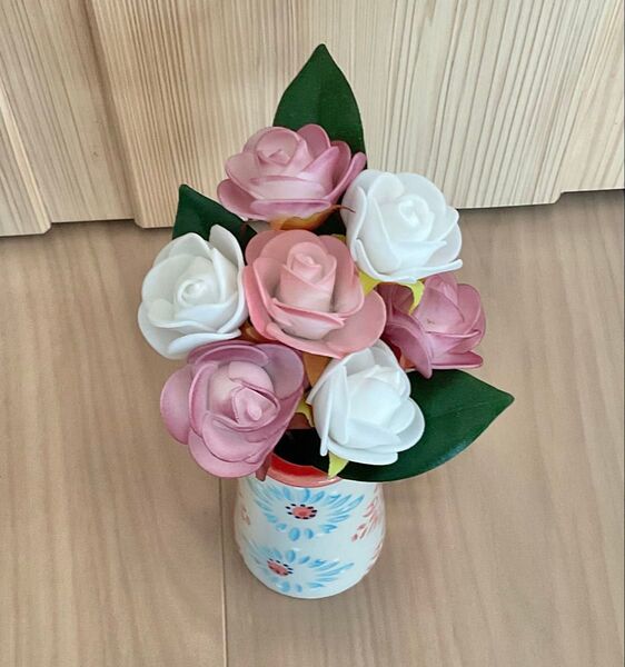 北欧柄 フラワーベース赤青2点セット 小 レトロ 花瓶 画像1のそのまま飾れる薔薇のアーティシャルフラワーを1点お付けいたします。