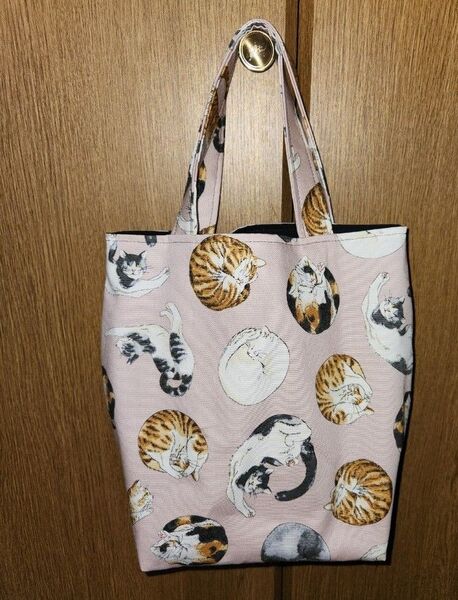 丸まって寝ている猫柄トートバッグ ピンク 底板付き ハンドメイド!