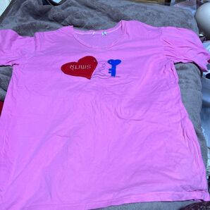 タイ土産 ピンクのTシャツ ハートと鍵の刺繍 ハートにはチュンポーンという地名何タイ語で入っています。プーケットの近くの美しい場所