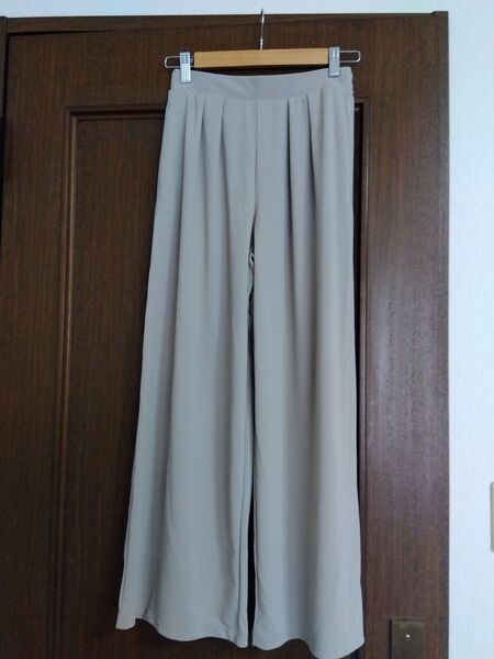 ベージュのワイドパンツ