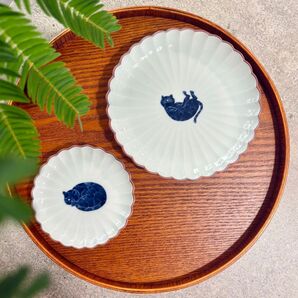 呉須猫皿 大小2枚セット ヘソ天柄 中皿 小皿 手作り 作家 花型 猫柄 食器 波佐見焼 和食器 皿 ネコ ケーキ皿