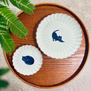 呉須猫皿 大小2枚セット 背伸び猫柄 中皿 小皿 手作り 作家 花型 猫柄 食器 皿 ネコ 取り皿 銘々皿 豆皿 二種 和食器