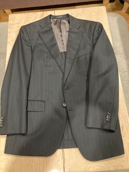 未使用に近い ダークグレー ストライプ スーツ AB5 紳士服の青山で購入