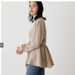 美品 AZUL by moussy WAIST SHIRRING HEM BLOUSE