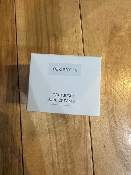 ディセンシア つつむ フェイスクリーム R1 本品 敏感肌用 保湿クリーム とてもしっとり30g DECENCIA
